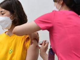 고3·교직원 백신 접종 대상자 다음주 확정…상반기 미동의자 제외 기사 이미지