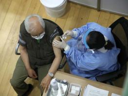 '방학 때 접종'에 AZ 취소한 60대 교직원들…교육부 "구제방안 검토 안 해" 기사 이미지